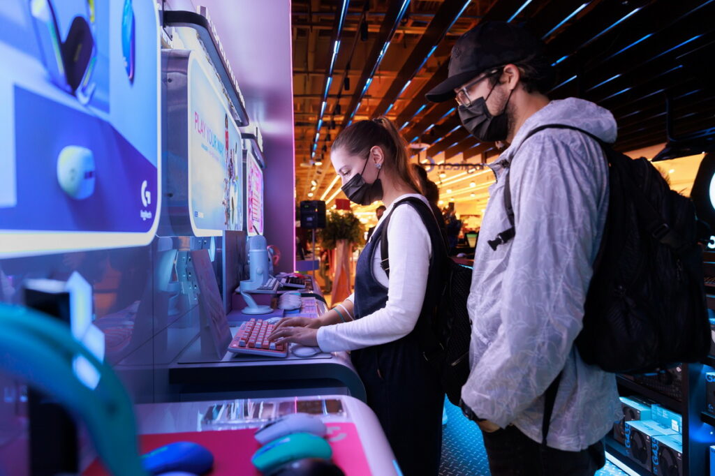Logitech G三創電競旗艦館新店面特別為了喜愛繽紛色彩的玩家們搭設活潑跳躍的粉色夢幻區。