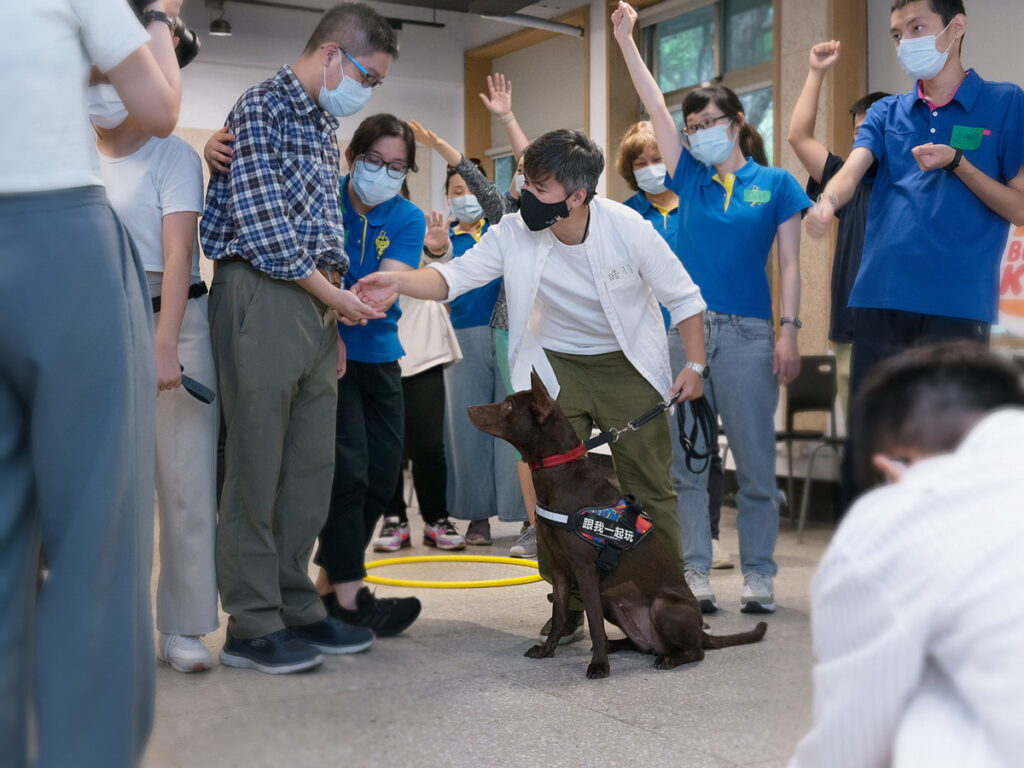 在台灣心輔犬培育團隊的課程中，透過人犬互動，傳遞愛、與陪伴的互信關係。