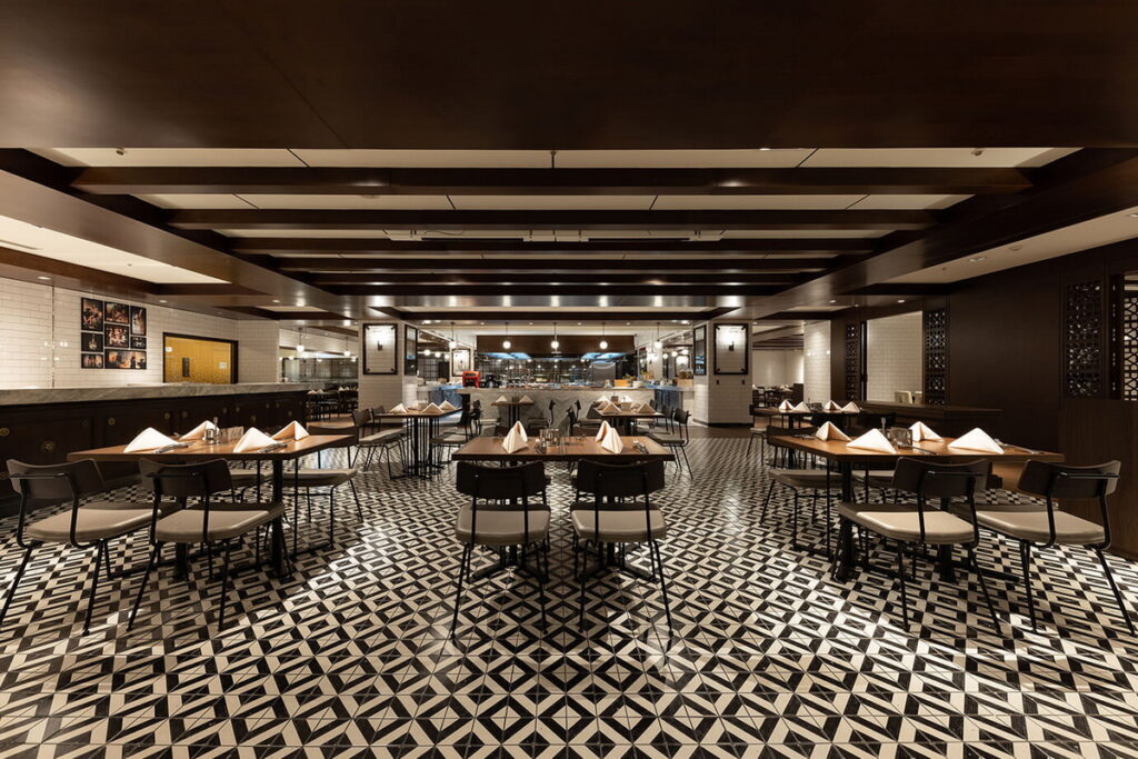 圖說_JR東日本大飯店台北鉑麗安BRILLIANT全日餐廳有閃亮、燦爛之意，半開放式的廚房空間寬敞明亮