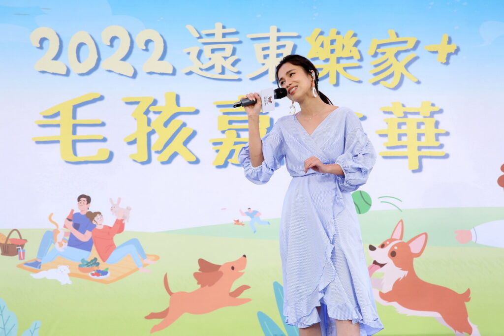 寵物友善大使歌手林芯儀美聲演出，為毛孩野餐增添歡樂的派對氣氛。(照片_遠東商銀提供)