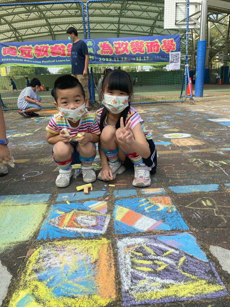 小朋友開心地塗鴉