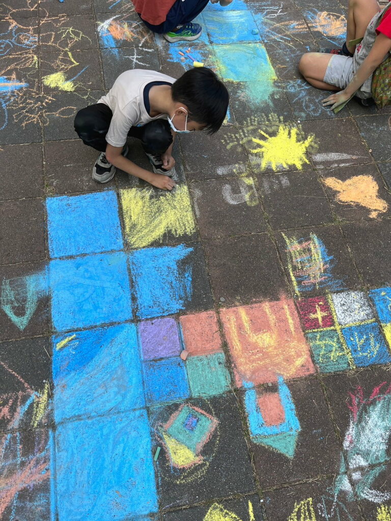 志航國小親師生快閃塗鴉行動
