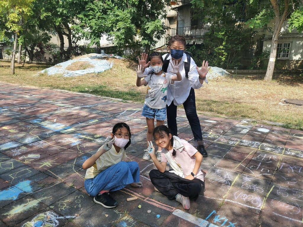 志航國小親師生快閃塗鴉行動