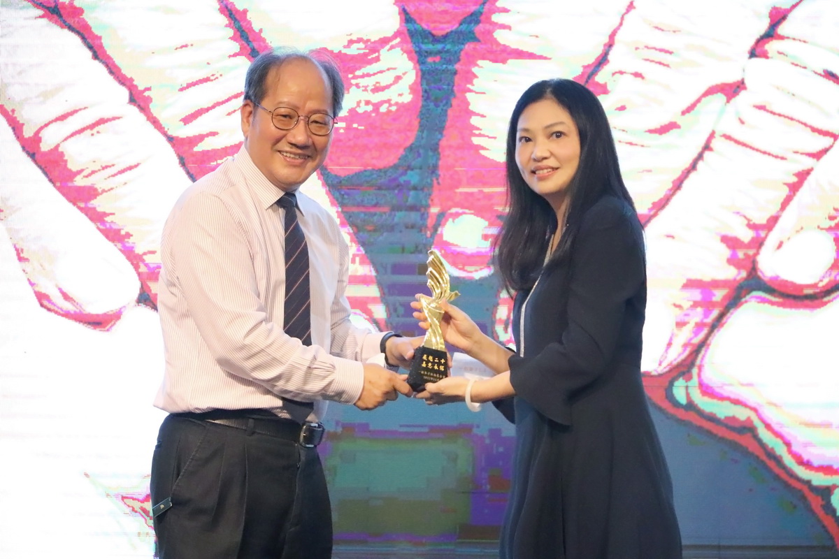 一粒麥子基金會董事長呂信雄頒發感謝獎座予贊助企業，由宏泰人壽梁瑜玲資深經理代表受獎。