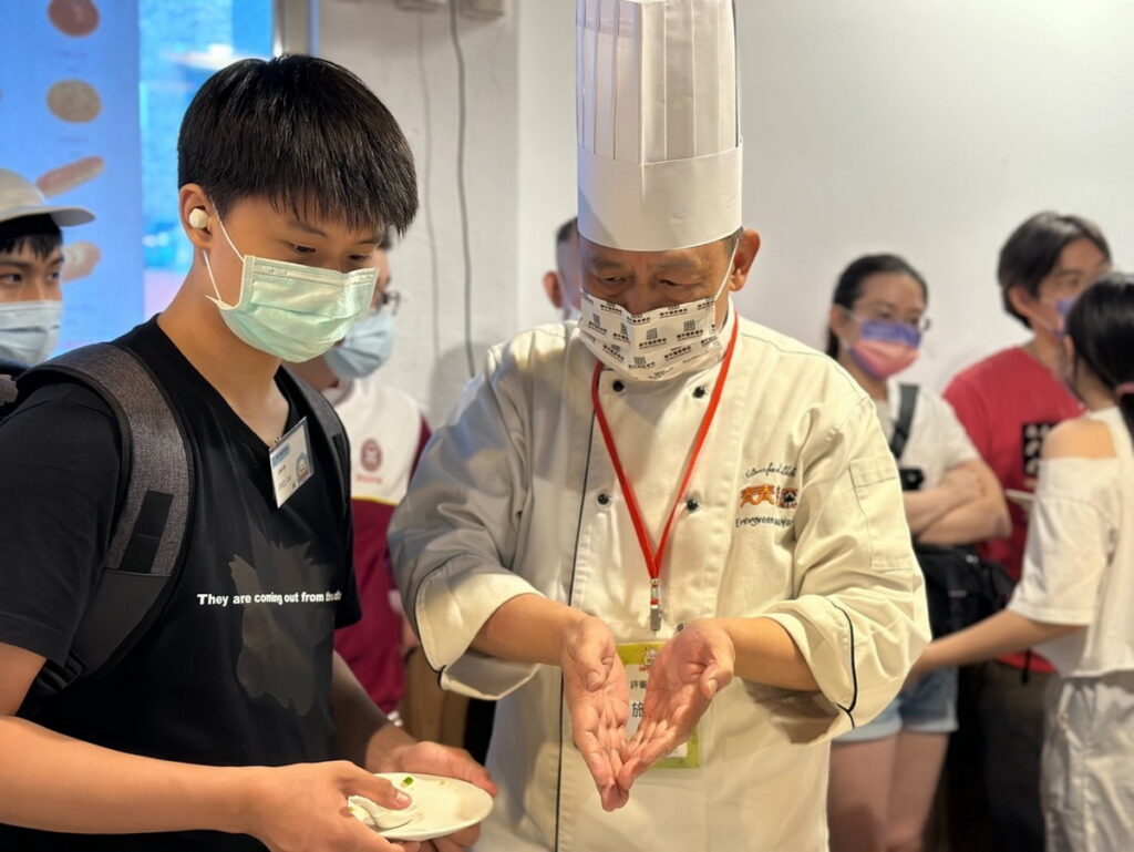為深化活動教育內涵，今年評審針對個別作品逐一給予講評回饋，有「台灣廚神」美譽的施建發師傅，與學生分享及指導本次作品可以加強之處。