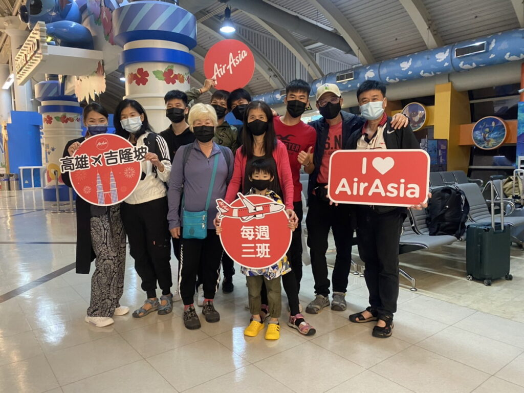 睽違兩年AirAsia再次降落高雄機場，旅客興奮登機。