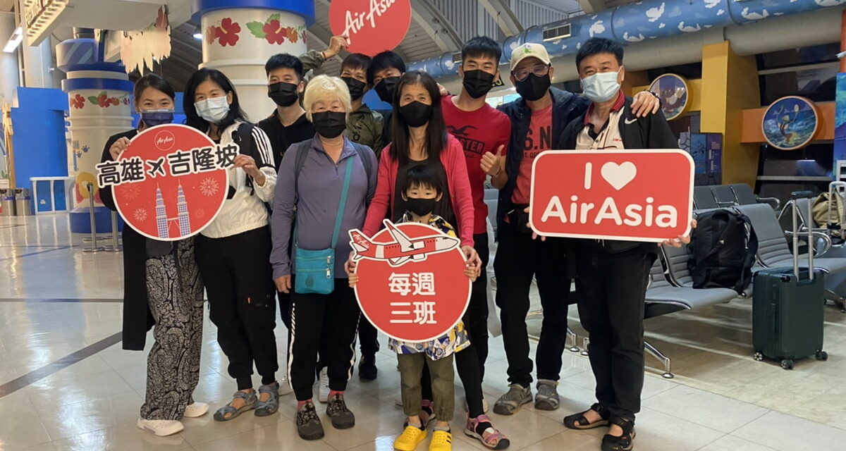 睽違兩年AirAsia再次降落高雄機場，旅客興奮登機。