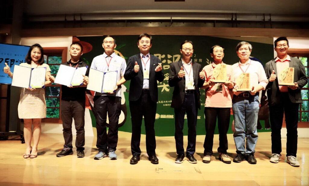 第一屆榮獲綠色保育「大腳印獎-生產操作組」獲獎者大合照