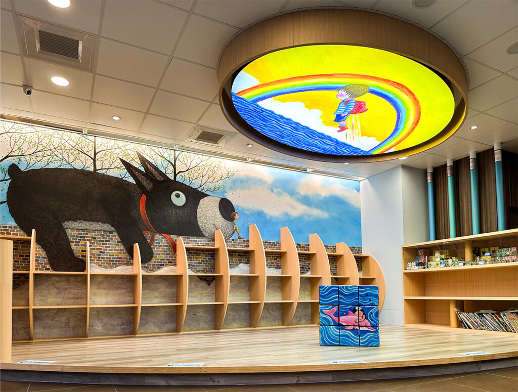 萊爾富幾米4號店精心規劃兒童遊憩閱覽區及專用座椅，打造親子友善空間，家長帶孩童來也能感到安心放鬆。