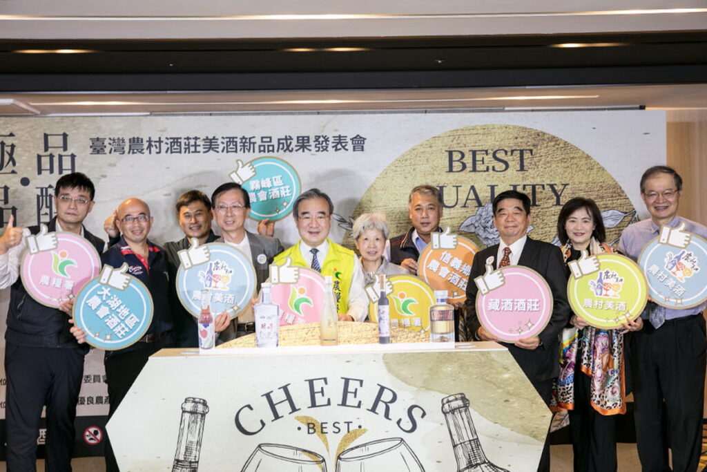 農糧署長胡忠一與各界蒞臨貴賓共同為2022臺灣農村酒莊美酒新品成果發表會慶賀