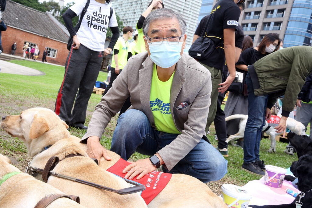 遠東商銀總經理周添財呼籲民眾一起用愛支持導盲犬。(照片_遠東商銀提供)