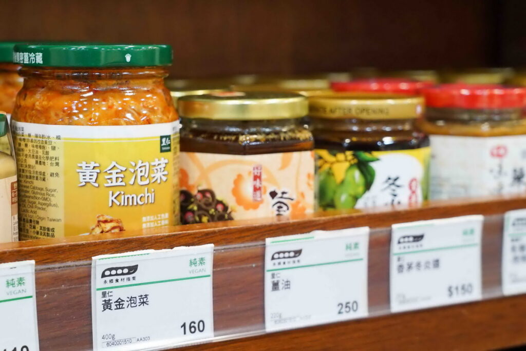 里仁全臺門市的貨架標示卡全面導入「永續食材指南」的「永續豆莢」標示。