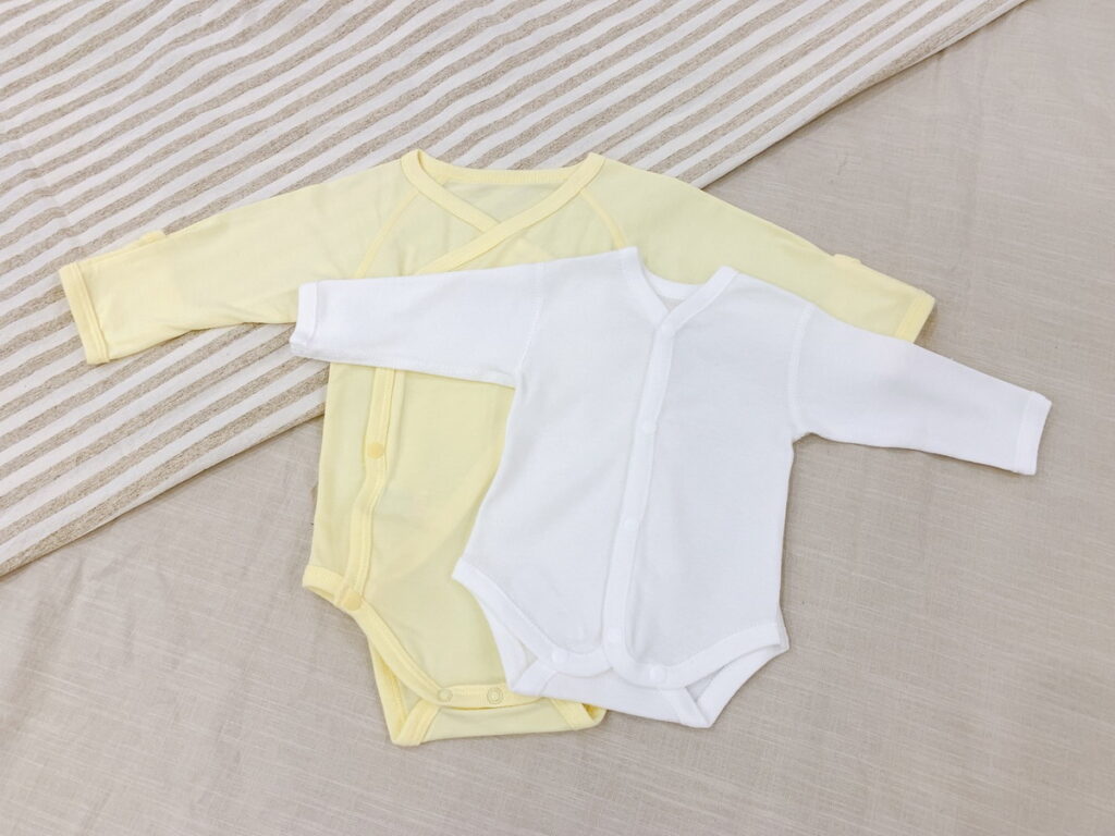 麗嬰房針對早產兒所特製的連身衣（圖右）和正常尺寸的新生兒連身衣