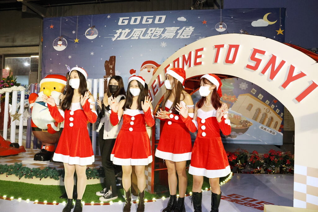 南華大學學生扮成聖誕老人