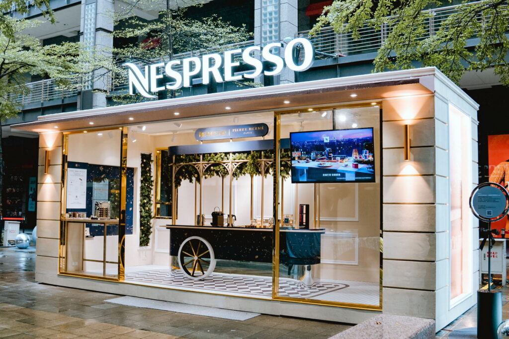 Nespresso獨家與法國殿堂級甜點大師Pierre Hermé攜手推出聯名星耀巴黎系列咖啡，於信義香堤大道打造滿滿歐式建築風格的「Nespresso星耀巴黎限定Café」露天咖啡廳，獻上以法式甜點風味為靈感的節慶限量版咖啡特調。