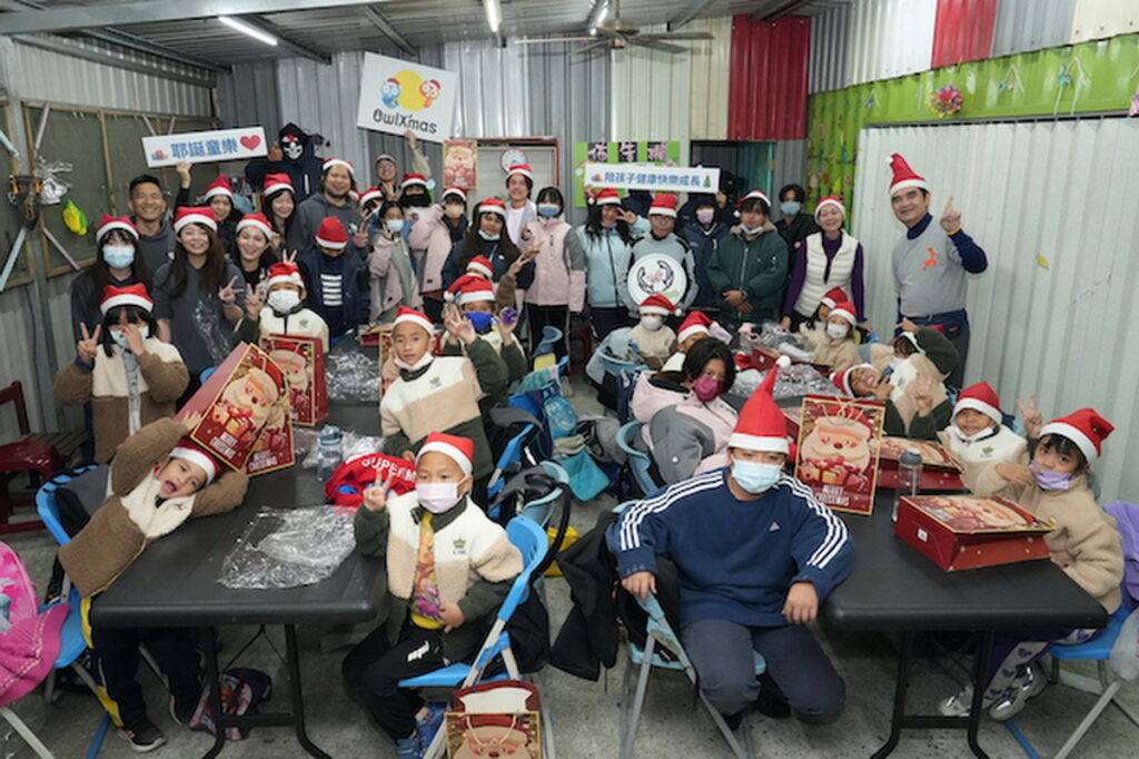 奧丁丁集團與林思宏x5醫師慈善基金會22日拜訪瑞興部落小學堂，並準備禦寒衣物、文具及玩具作為耶誕禮物