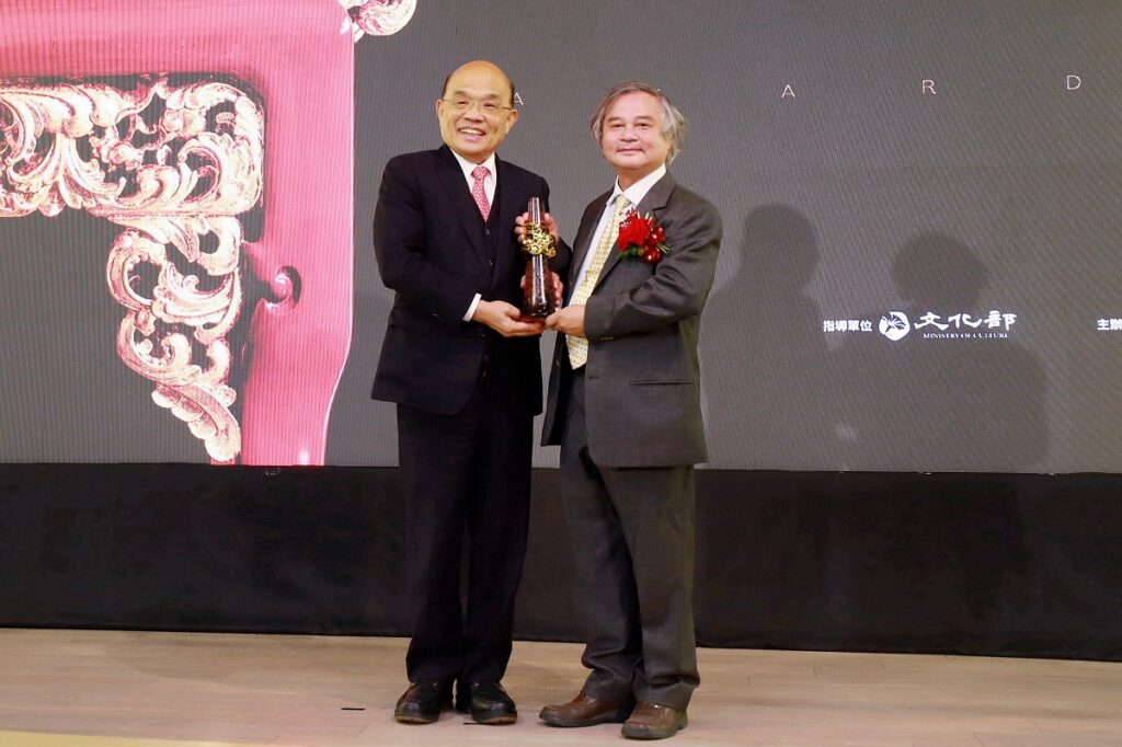 行政院長蘇貞昌（左）頒發「2022國家工藝成就獎」獎座予得主李秉圭藝師。（圖/工藝中心提供）