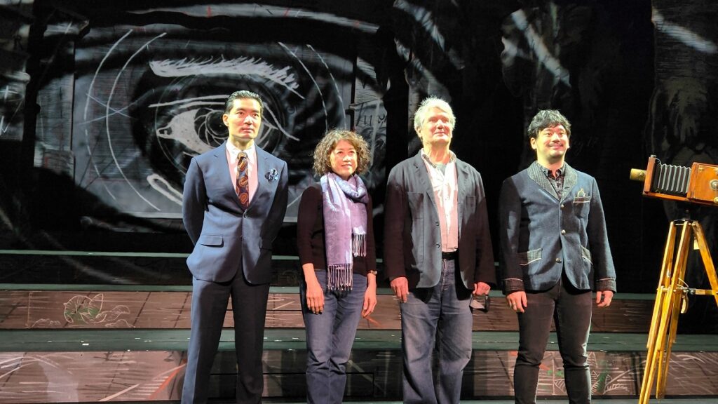 歌劇院藝術總監邱瑗、共同導演呂克．德維特（右二）、執行導演島田彌六（左）、指揮洪毅全（右），大劇院舞台內分享莫札特歌劇《魔笛》。