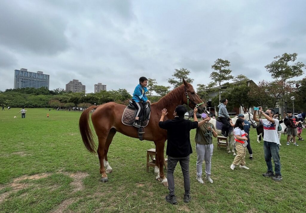 日前，東海大學舉辦馬術體驗營，吸引家長帶著小孩前來騎乘體驗。（圖/東海大學提供）