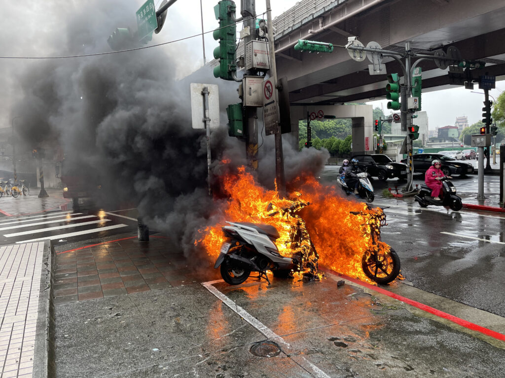 臺北市保安警察大隊員警趕赴起火點，發現燃燒中的兩輛機車與一輛自行車已陷入火海。