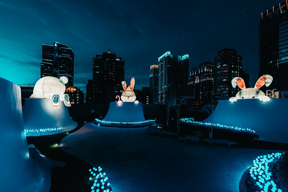 2022空中花園耶誕裝置《嬌兔三窟》。（圖/歌劇院提供攝影：林峻永）