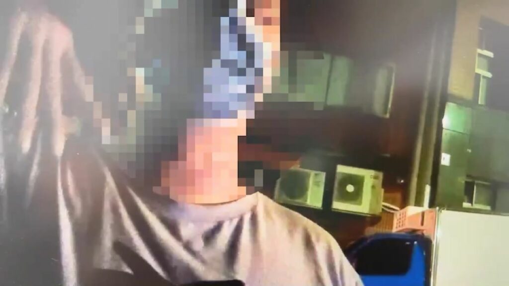 家屬到場向員警說明婦人為何在此。