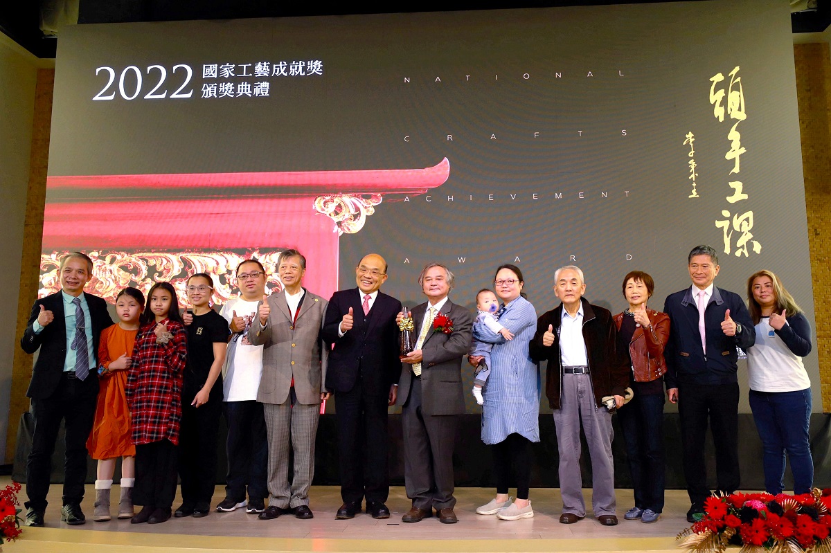 2022國家工藝成就獎得主李秉圭（左8）及親屬、行政院長蘇貞昌（左7）、文化部長李永得（右2）、工藝中心主任張仁吉（左1）等合影。（圖/工藝中心提供）