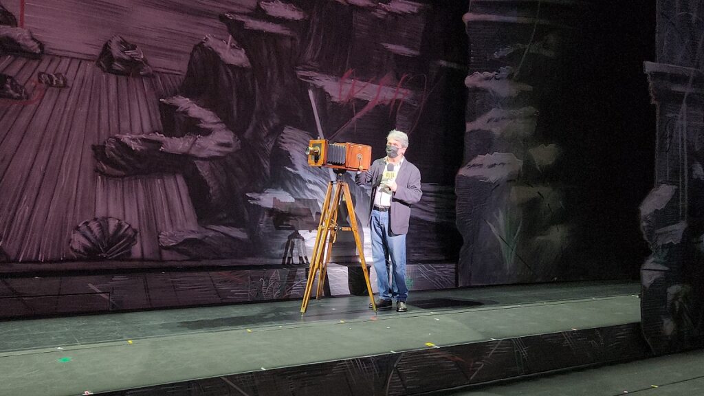 共同導演呂克．德維特（Luc De Wit）在大劇院舞台內說明威廉．肯特里奇如何創作莫札特歌劇《魔笛》的理念及構想。（圖/陳惠玲攝影）