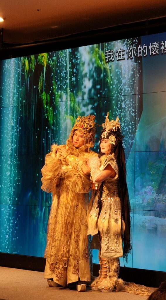 朱柏澄飾演周穆王、黃若琳飾演西王母，現場演出精彩片段。（圖/陳惠玲攝影）