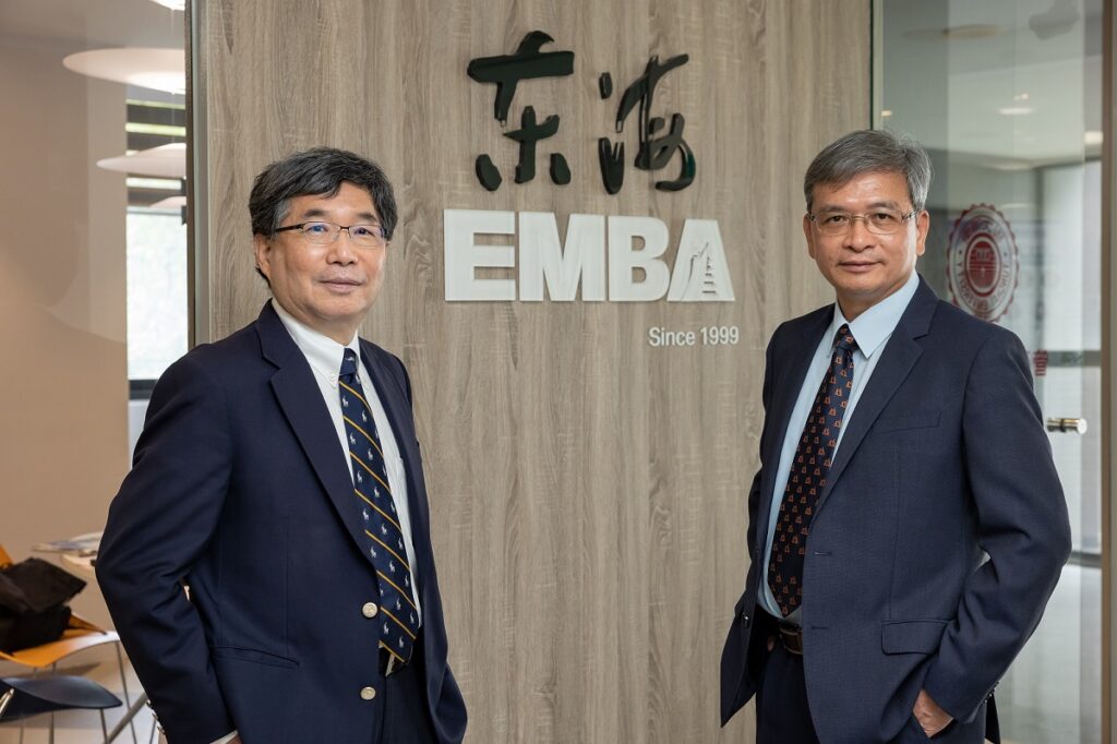 東海大學管理學院院長李書行(左)和EMBA主任許恩得，攜手共同改造EMBA旗艦型課程。（圖/東海大學提供）