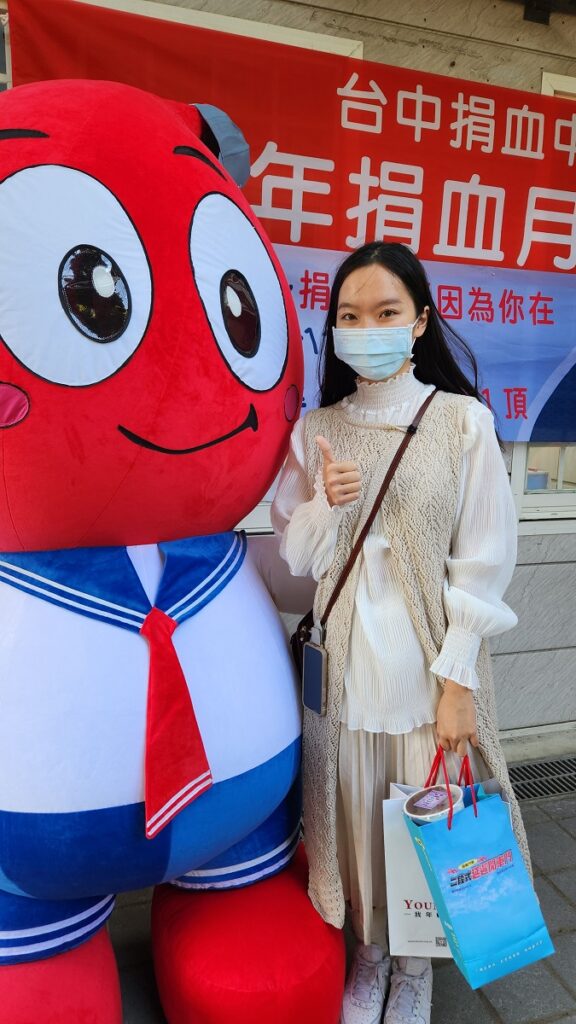 現年25歲的郭貞吟與血寶寶合影。