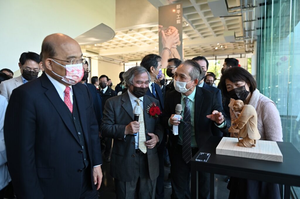 行政院長蘇貞昌（左1）參觀「頭手工課．李秉圭特展」，2022國家工藝成就獎得主李秉圭（左2）介紹其作品。（圖/工藝中心提供）
