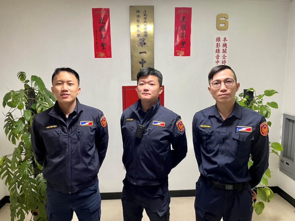 臺北市保安警察大隊第一中隊警員李晉宇、張瑋淳、張新育等3人(由左至右)。