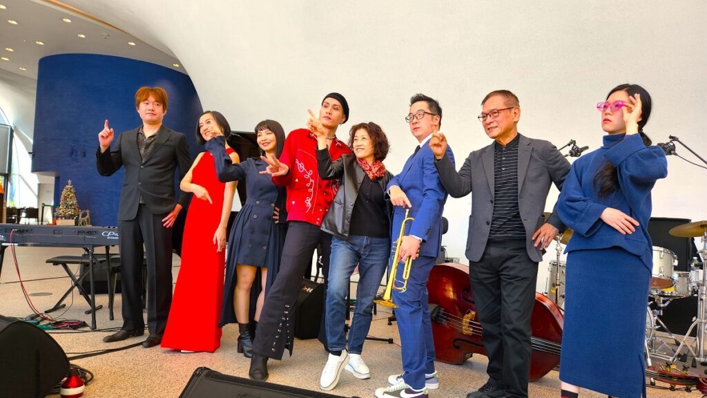 歌劇院藝術總監邱瑗（左五）與演出團隊合影。台灣鼓手黃瑞豐老師（右二）。（圖/陳惠玲攝影）