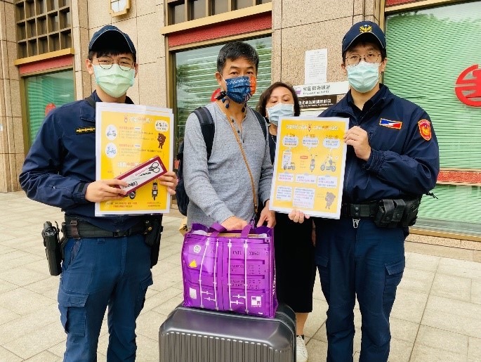 臺北市保安警察大隊強力宣導微型電動二輪車「投保、掛牌、滿14歲」守緊荷包避免受罰。