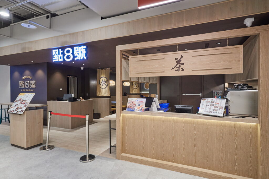 「東森廣場」匯集了大台北地區最優質的美食餐廳，例如知名的港點星級餐廳「點8號」，每日現做、現點現蒸的港式點心，物美價廉，非常受到小資族的好評。
