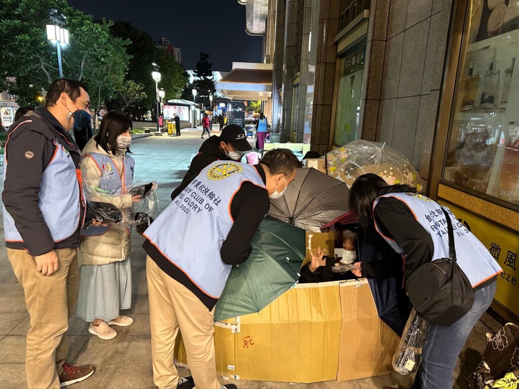 東欣扶輪社社友慰問街友健康狀況