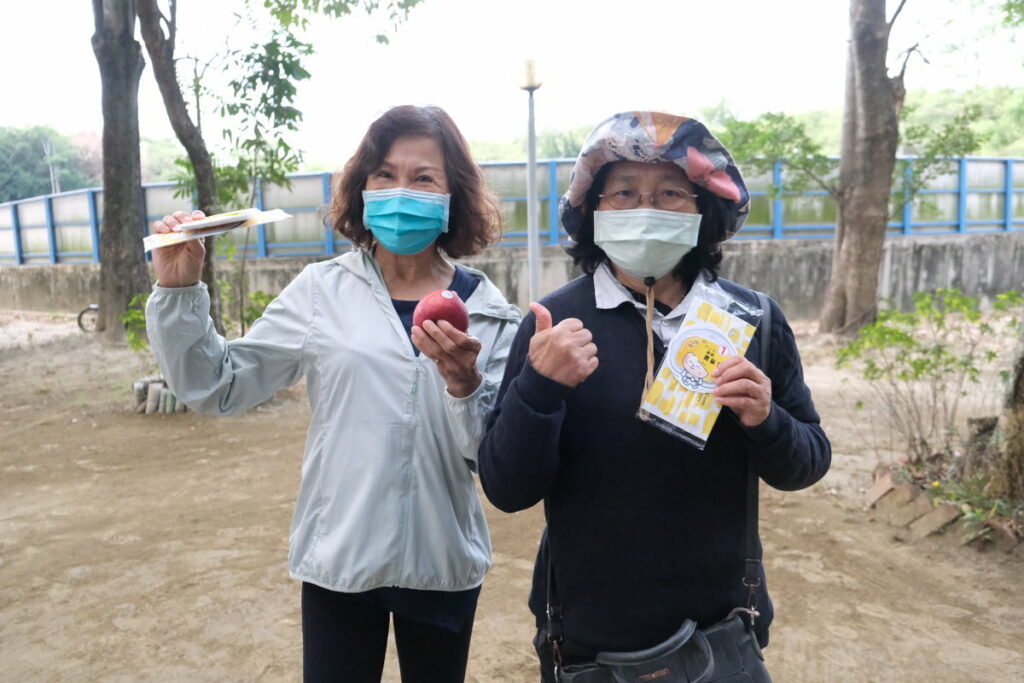 嘉義市長候選人黃敏惠努力不懈，一早來到港坪運動公園向鄉親拜票。