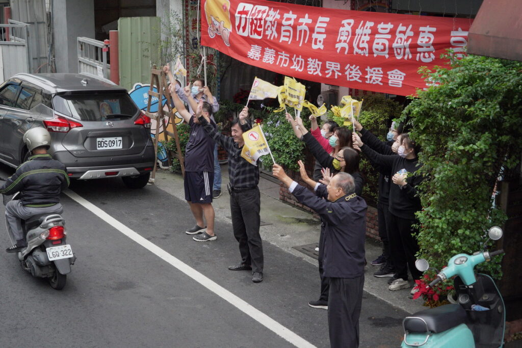 選前最後關鍵一週今1 3日嘉義市長候選人黃敏惠在早上進行第一波車隊掃街