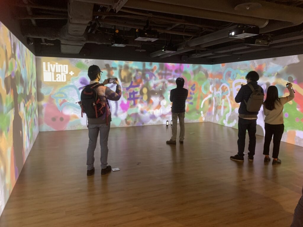 Living-Lab以場域作為創新實證載體，現場來賓體驗數位塗鴉。