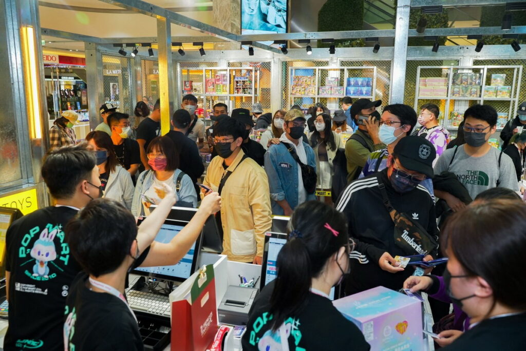 POP MART台南南紡店開幕首日吸引超過千位「娃友」熱烈響應。