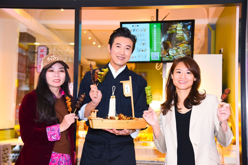 ▲左起焦糖楓顧問蘇敏惠、美食天王陳鴻、焦糖楓執行長陳妍霖。(圖/焦糖楓提供)