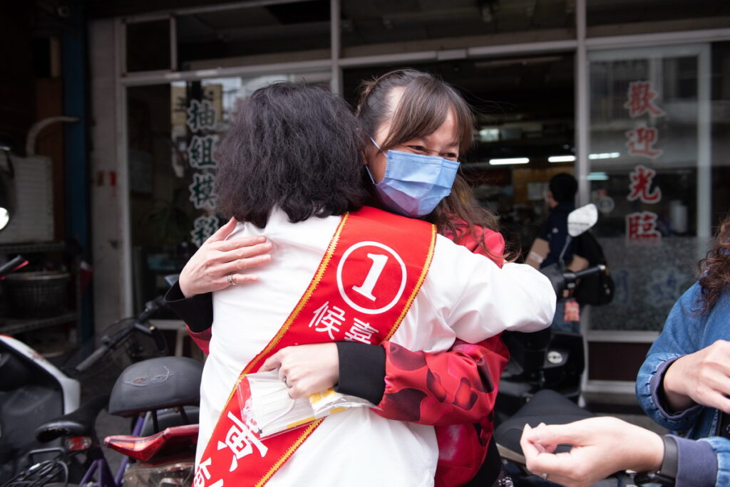 黃敏惠任職立委時的好同事、好姊妹，所組成的「巾幗女力挺勇媽團」也來到 嘉義市陪黃敏惠沿大街小巷一起 逐戶敲門 拜 票 。