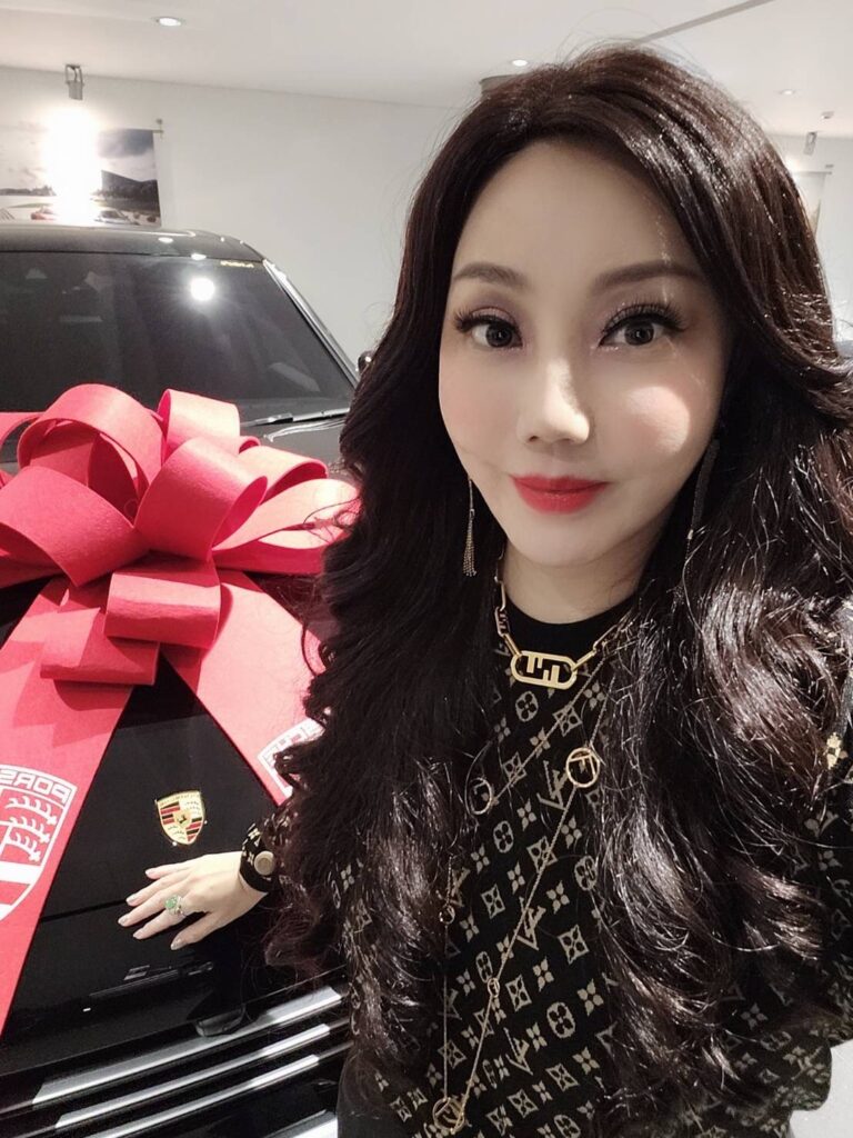 嶸大手筆贈送魔法學院陳助教一台價值370萬元的保時捷Cayenne 凱燕休旅車