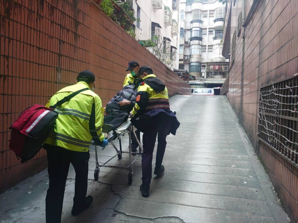 有一名劉姓老翁（78歲）倒臥在地下停車場內，員警配合後續到場消防救護人員將劉姓老翁緊急送醫治療並通知家屬到場照料。