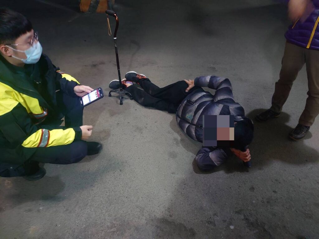 110報案稱有一名男子疑似身體不適路臥在社區內地下停車場內，需警協助。