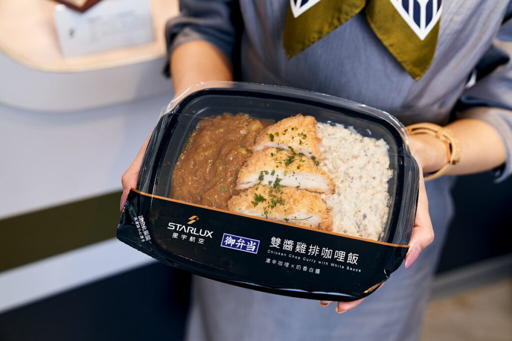 「雙醬雞排咖哩飯(售價99元)」為星宇航空特別指定開發,以4種咖哩秘方調製,富有茴香、豆蔻與丁香風味的咖哩醬,白醬則選用生鮮香菇和培根與奶油拌炒後熬煮,滋味鮮香濃郁,豪邁搭配整塊日式炸雞排,雙醬多層次風味一次滿足。