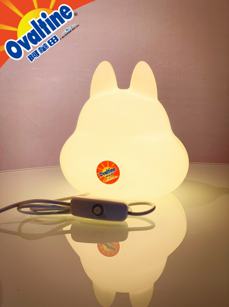 「暖心兔子夜燈」以 USB 作為插頭、也在電源線上設置開關，整體設計相當貼心。（圖 _阿華田）