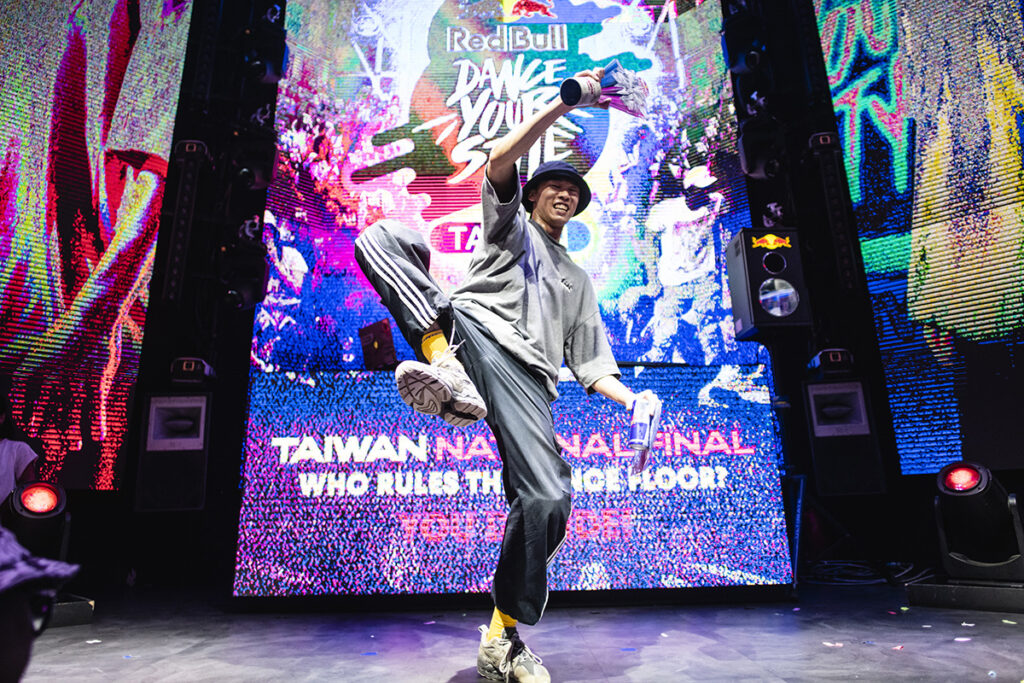 「神奇肢體使用者」Diao以調皮且動靜分明的鎖舞贏得2022年度台灣冠軍，將代表台灣參與世界總決賽