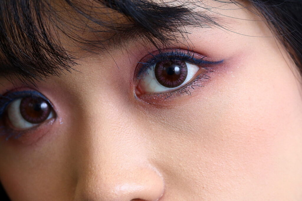 【寧靜藍 X 數碼薰衣草】在紫色眼妝上使用亮眼的藍色睫毛膏、眼線，或是擁有藍色系髮